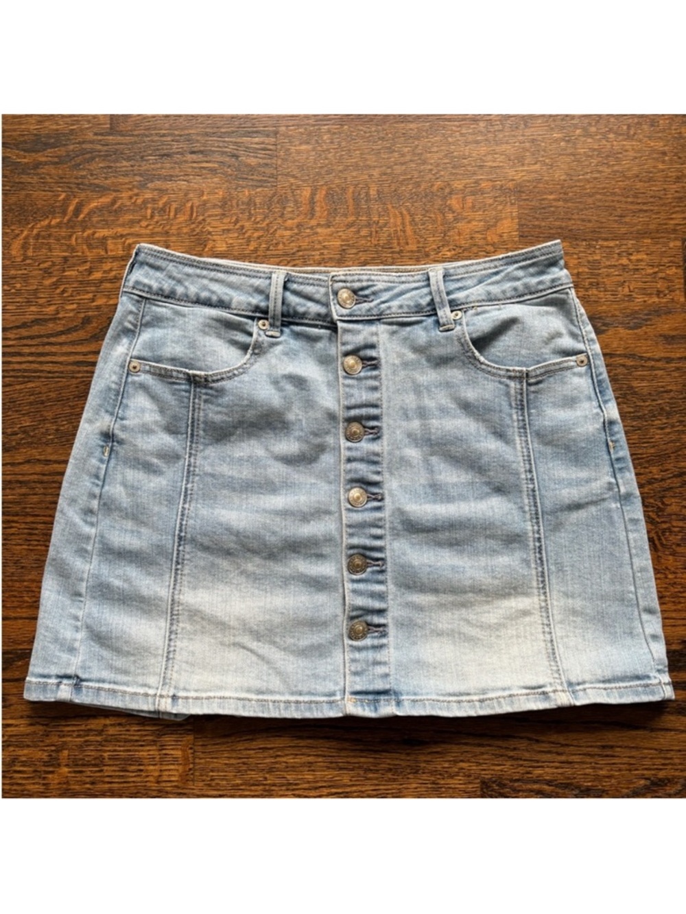 American Eagle Button Front Mini Denim Jean Skirt in Light Wash. Size 8.